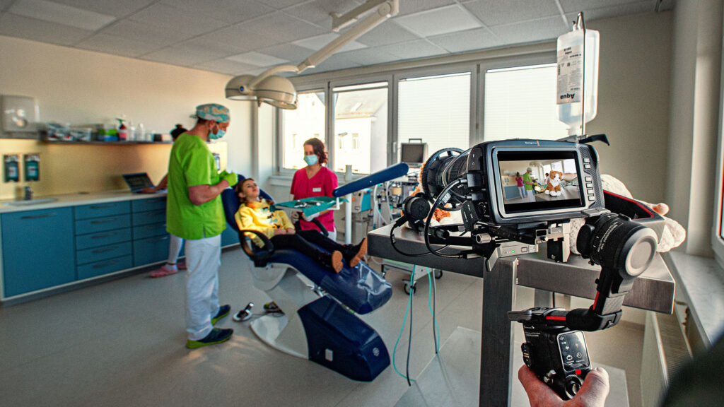 Kameramann mit Gimbal beim Videodreh für die Oralchirurgie Michalik und Richter in Limbach-Oberfrohna. Es entsteht ein Imagefilm