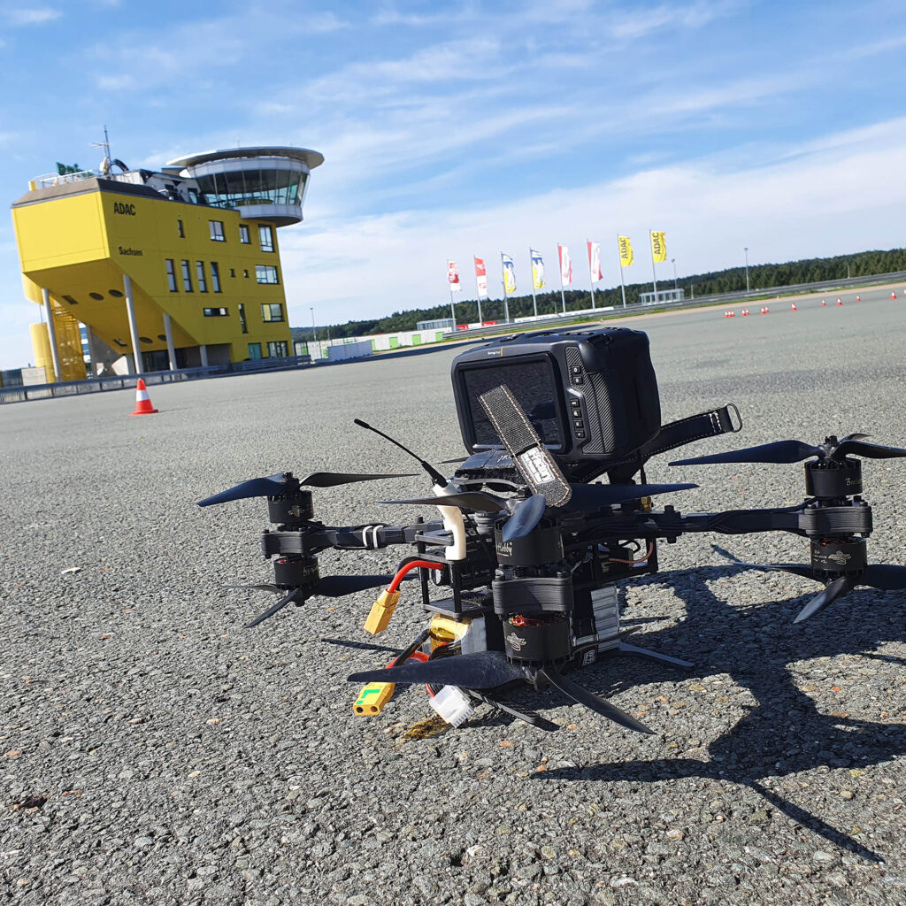 Racingdrohne (Racing-Drohne, FPV Drohne) am Sachsenring im Einsatz für den Imagefilm für die Tourismusregion Zwickau (Das Zeitsprungland)