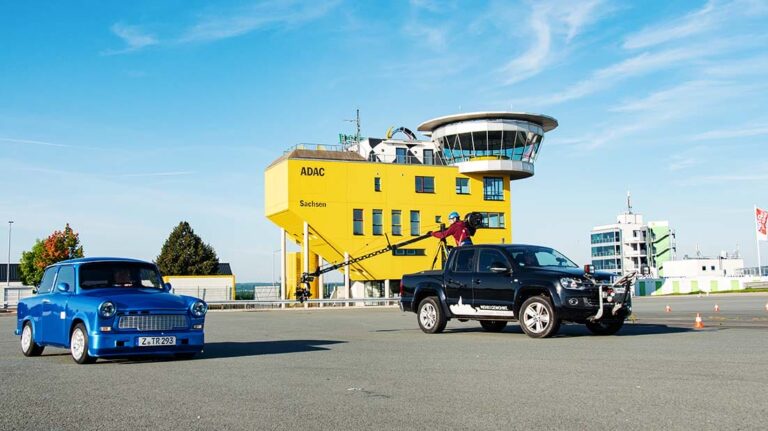 Videodreh am Sachsenring mit einem Trabant und einem VW Amarok auf dem ein Kamerakran befestigt wurde. Auch genannt: Shotmaker oder Russian Arm. Imagefilm Videodreh für die Tourismusregion Zwickau