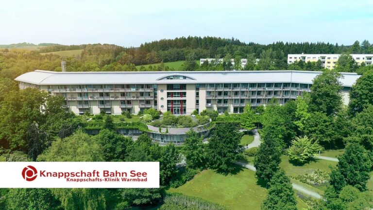 Drohnenbild von der Knappschafts-Klinik Warmbad aus dem Imagefilm und Erklärfilm für die Knappschaft Bahn See