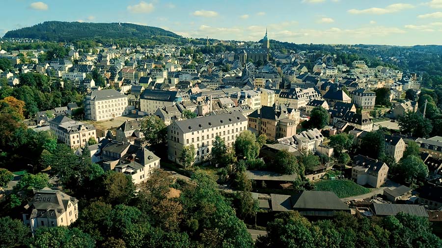 Drohnenbild von Annaberg-Buchholz im Erzgebirge aus dem Werbevideo für die Wirtschaftsförderung Sachsen.