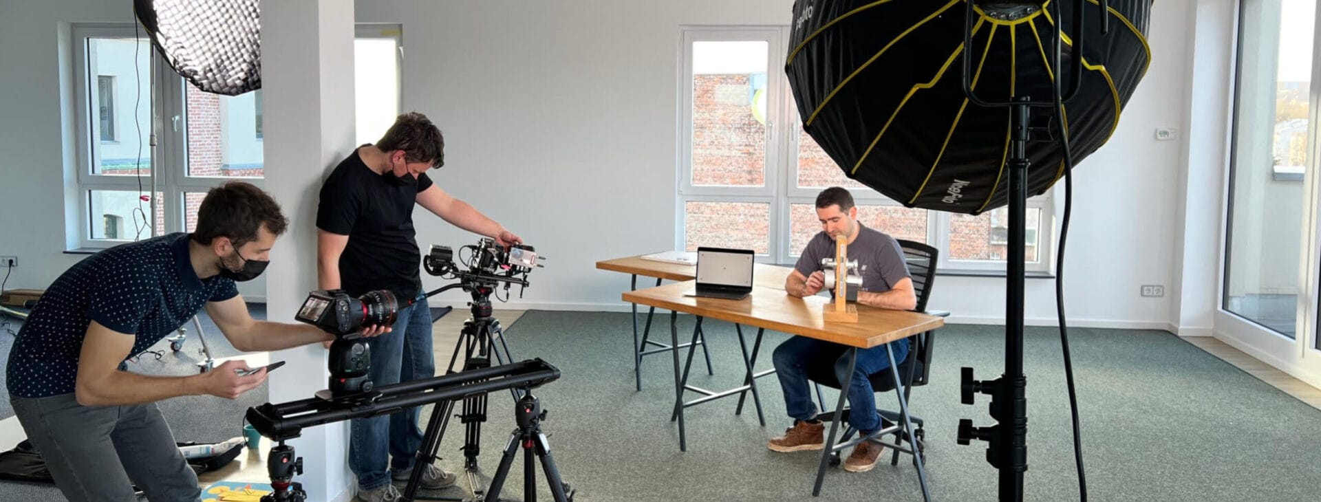 Video Setup für den Videodreh für gummy "the physical NFT". Das Filmteam richtet die moderne Videotechnik ein
