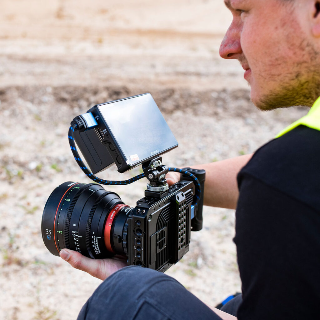 Der Kameramann filmt mit einer besonderen Kamera. Die Freefly Wave Phantom Flex Highspeed Kamera hat beim Videodreh in Brandenburg bei Berlin Super Slowmotion (SlowMo) Aufnahmen erstellt.